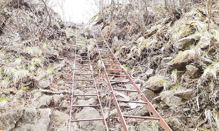 相馬山に向かう岩場の道にある鉄はしご