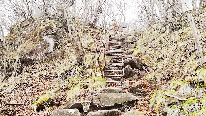 相馬山に向かう岩場の道にある鉄はしご
