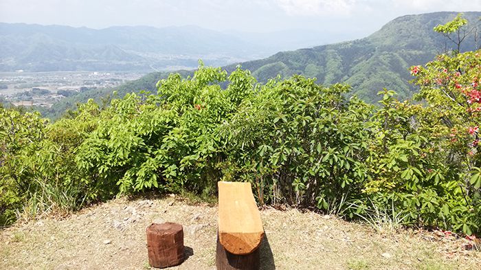戸神山山頂のベンチ