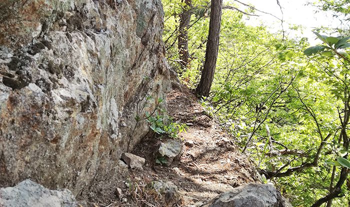 戸神山登山道の鉱山跡ルートの岩場
