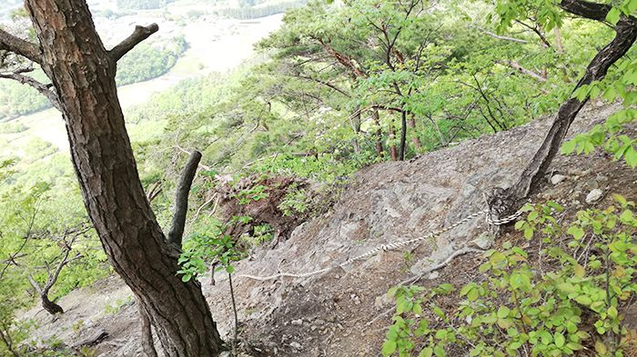 戸神山登山道の鉱山跡ルートのロープ