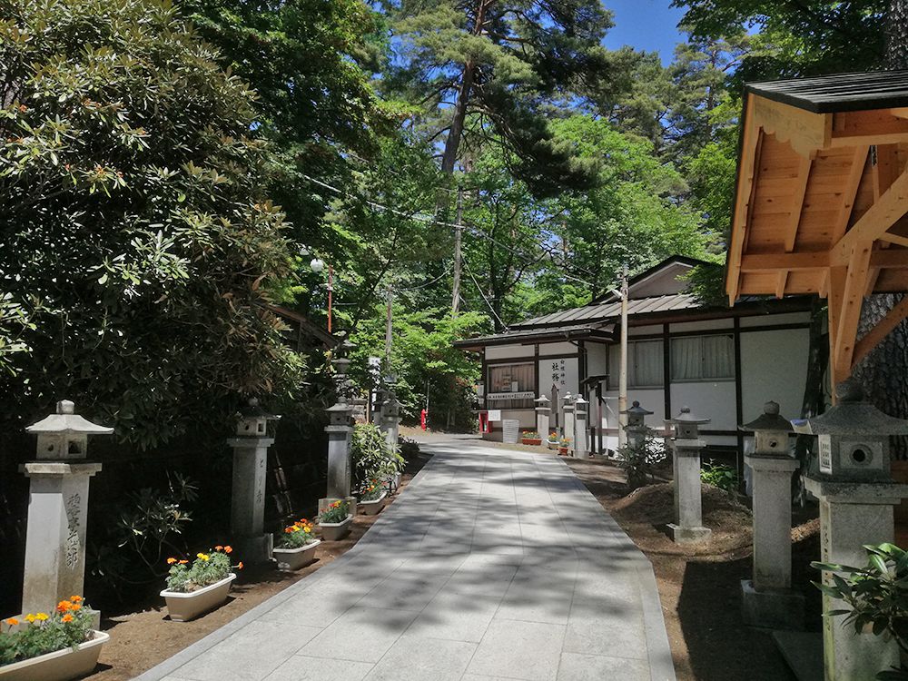 白根神社の参道