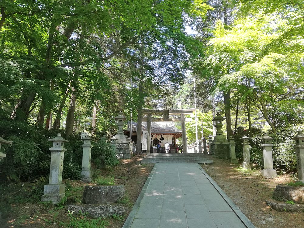 白根神社の参道