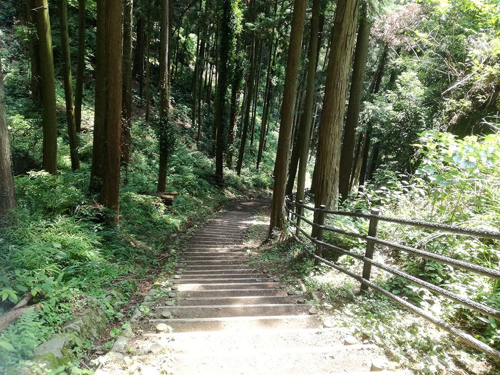 御嶽山の鏡岩から金鑚神社への道