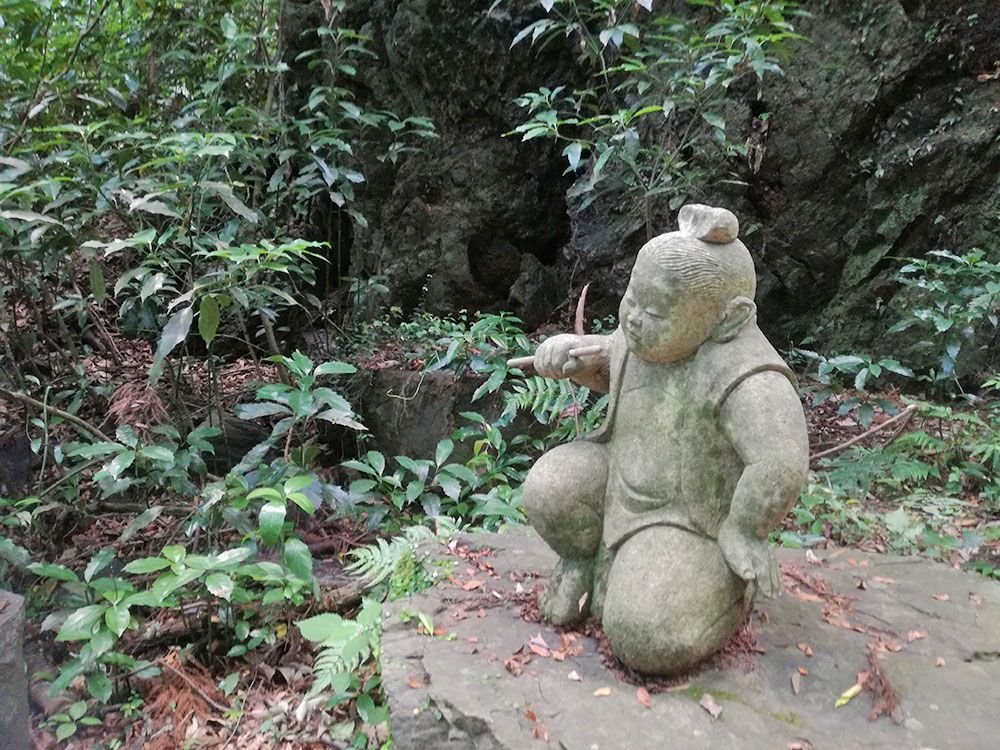 御嶽山の鏡岩から金鑚神社への道にある石像