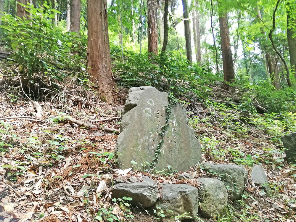 御嶽山の鏡岩から金鑚神社への道にある句碑