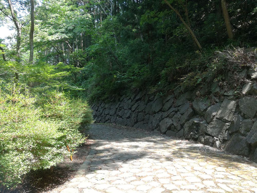 金鑚神社から駐車場への道にある石垣と石畳