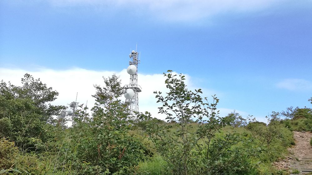 地蔵岳の遊歩道から見る電波塔