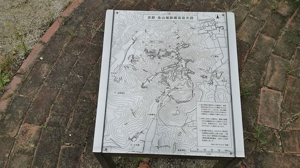金山城跡の南曲輪休憩所にある縄張の復元図