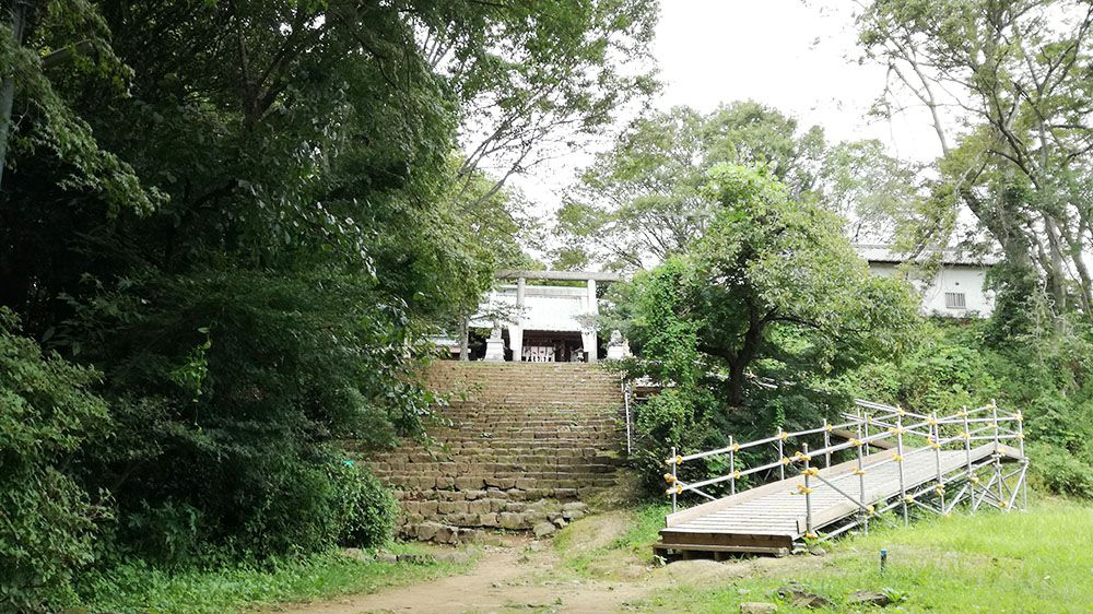 金山城跡の新田神社の石階段