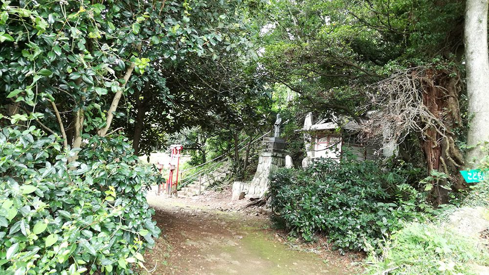 金山城跡の新田神社近くの石碑と祠